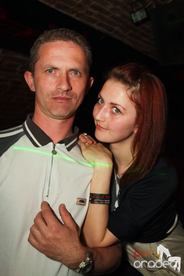 Friday night = party în Escape, 