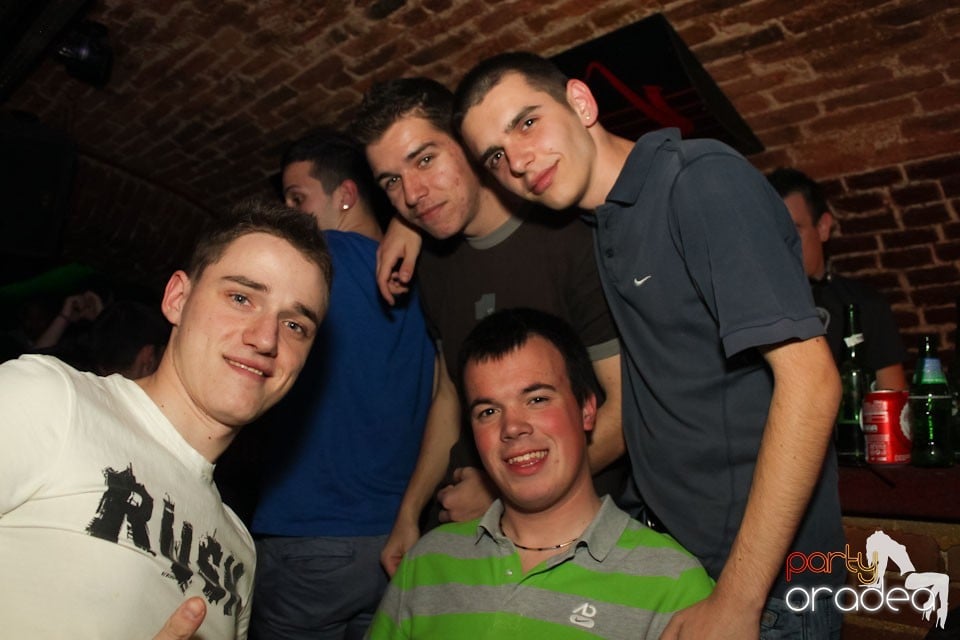 Friday night = party în Escape, 