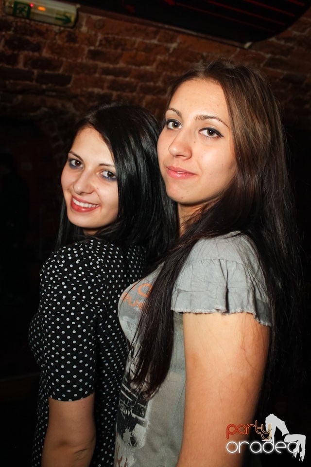 Friday night = party în Escape, 