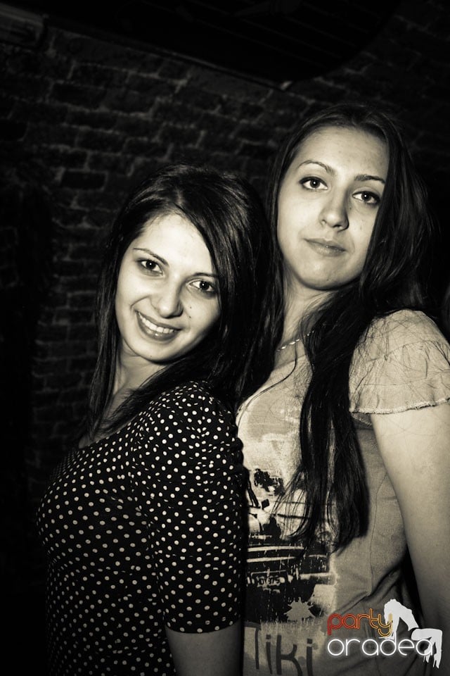 Friday night = party în Escape, 