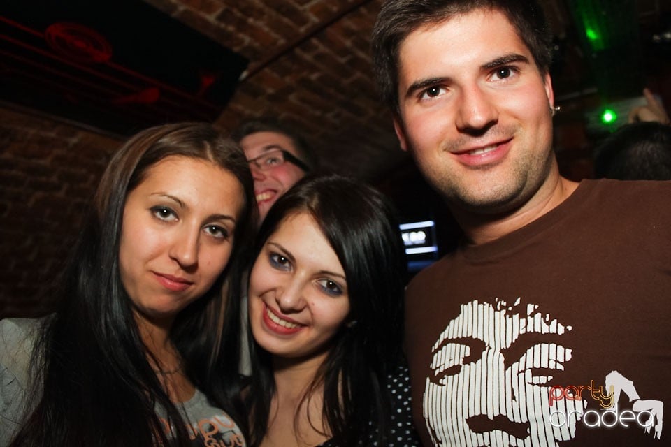 Friday night = party în Escape, 