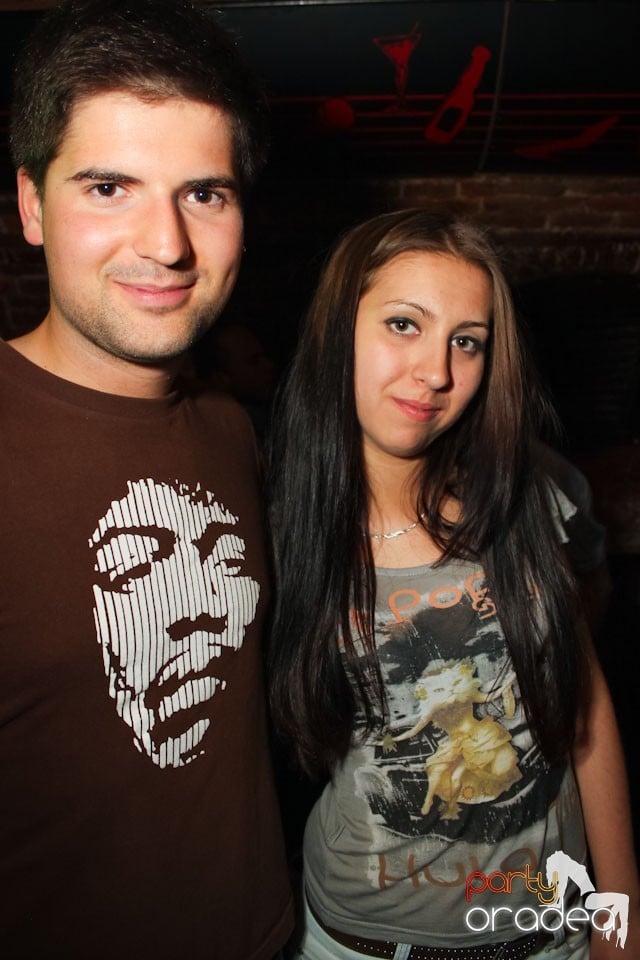 Friday night = party în Escape, 