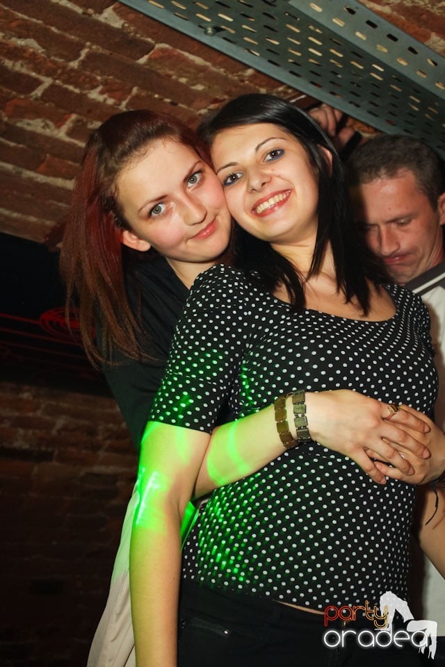 Friday night = party în Escape, 