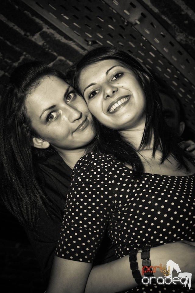 Friday night = party în Escape, 