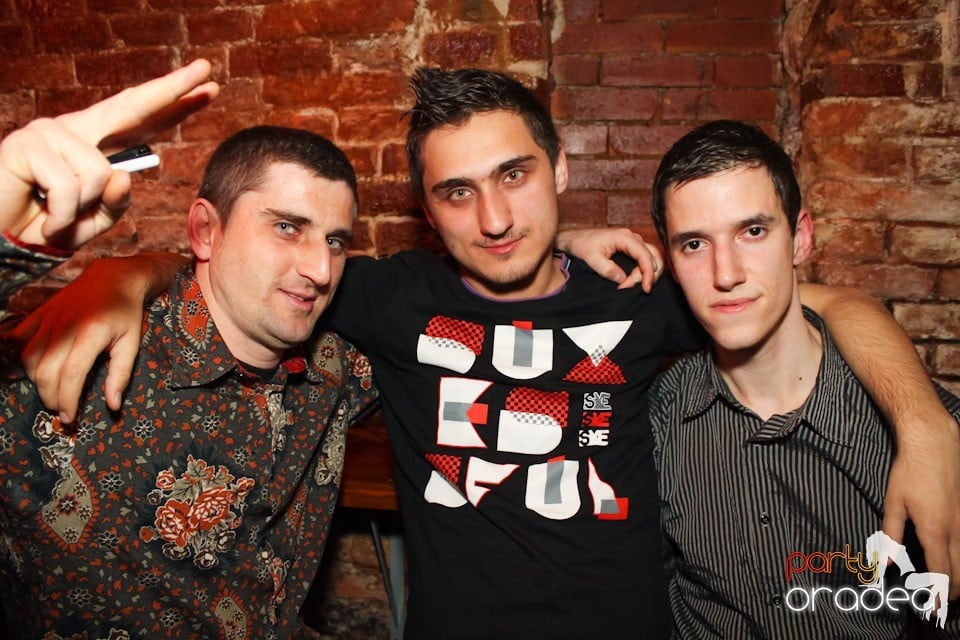 Friday night = party în Escape, 