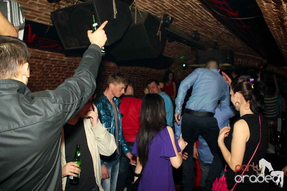 Friday night = party în Escape, 