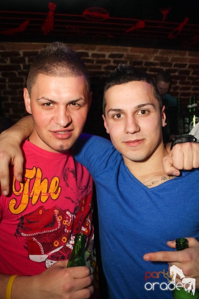 Friday night = party în Escape, 