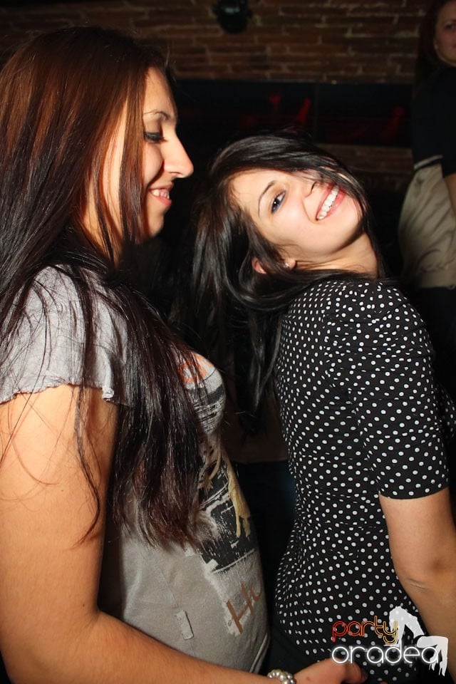 Friday night = party în Escape, 