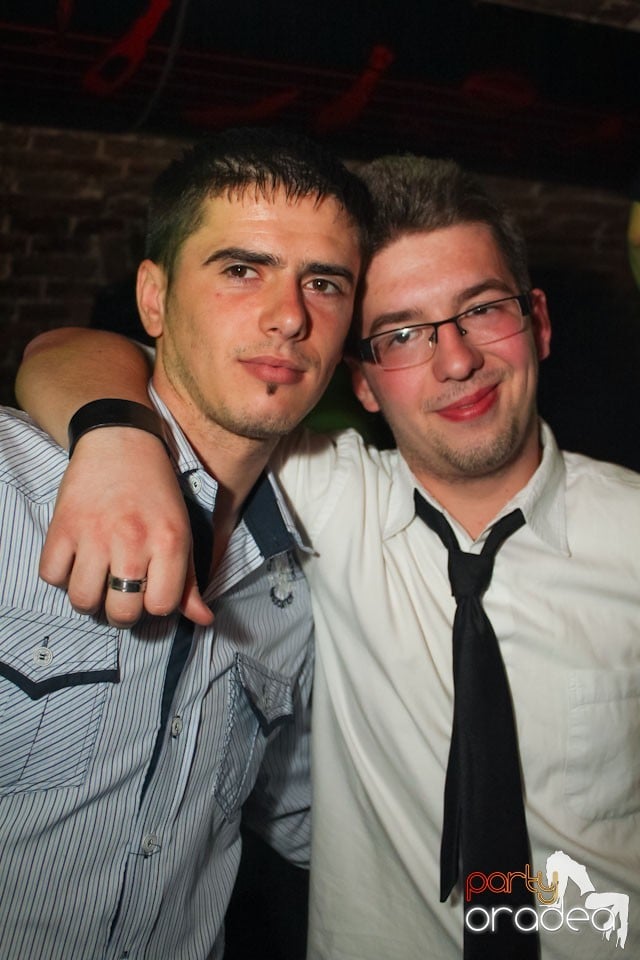 Friday night = party în Escape, 