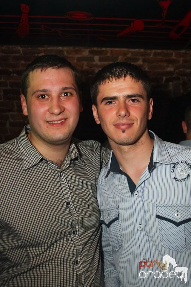 Friday night = party în Escape, 