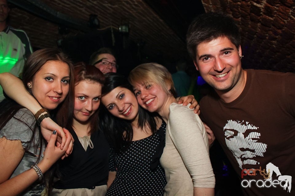 Friday night = party în Escape, 