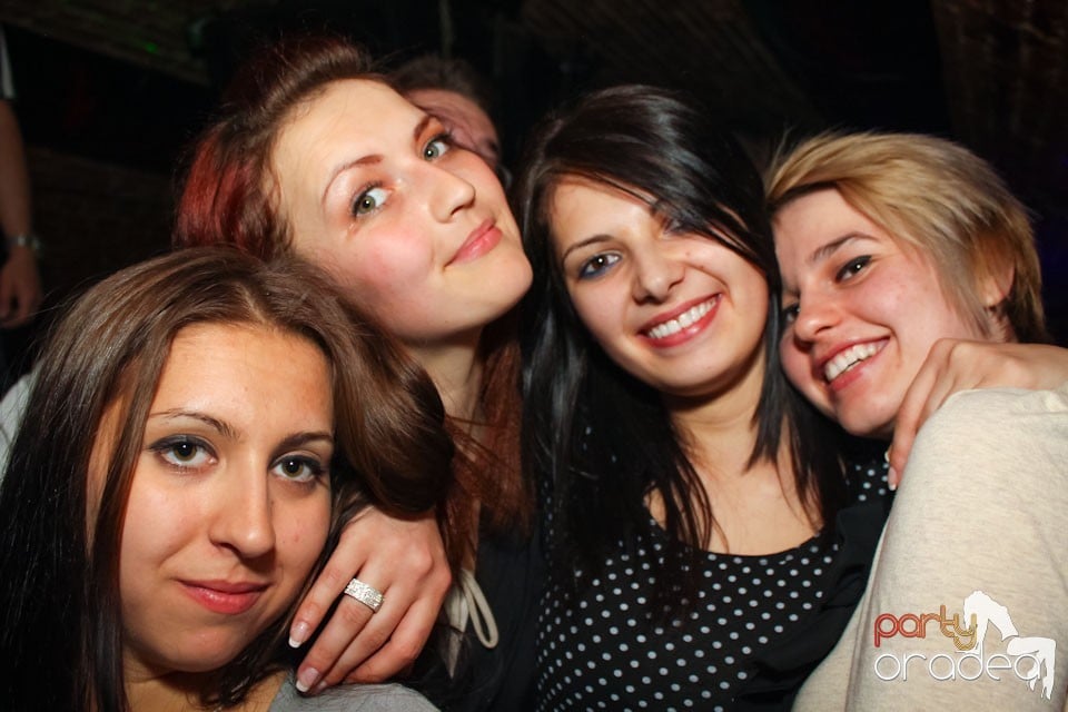 Friday night = party în Escape, 