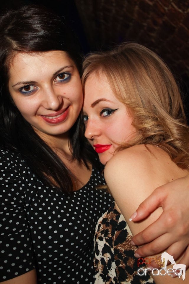 Friday night = party în Escape, 