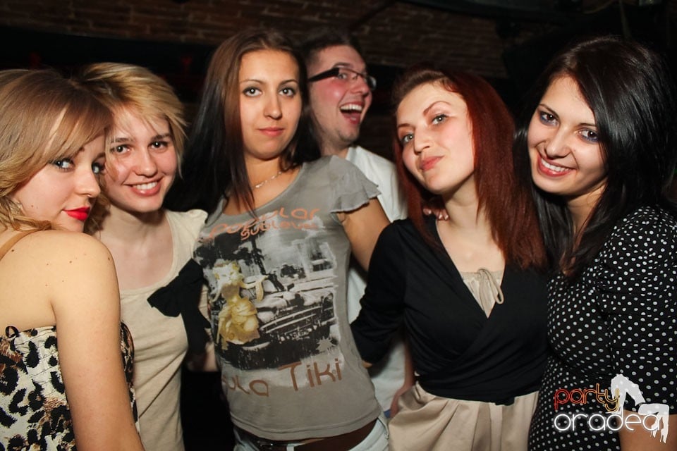 Friday night = party în Escape, 