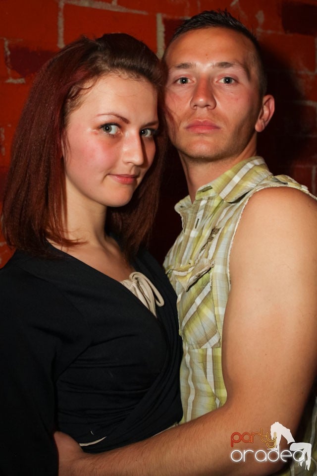 Friday night = party în Escape, 