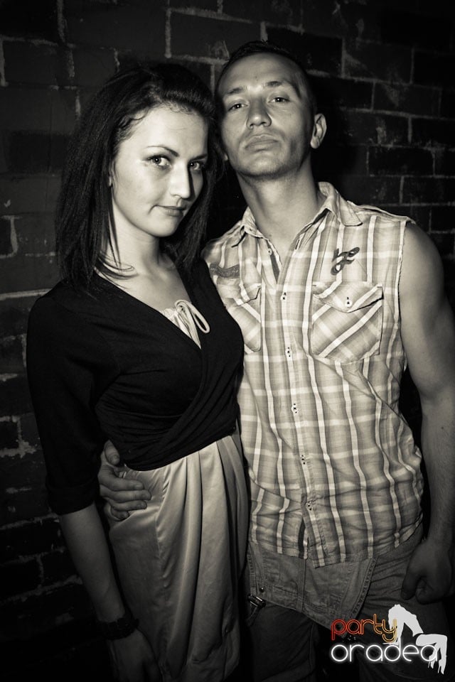 Friday night = party în Escape, 