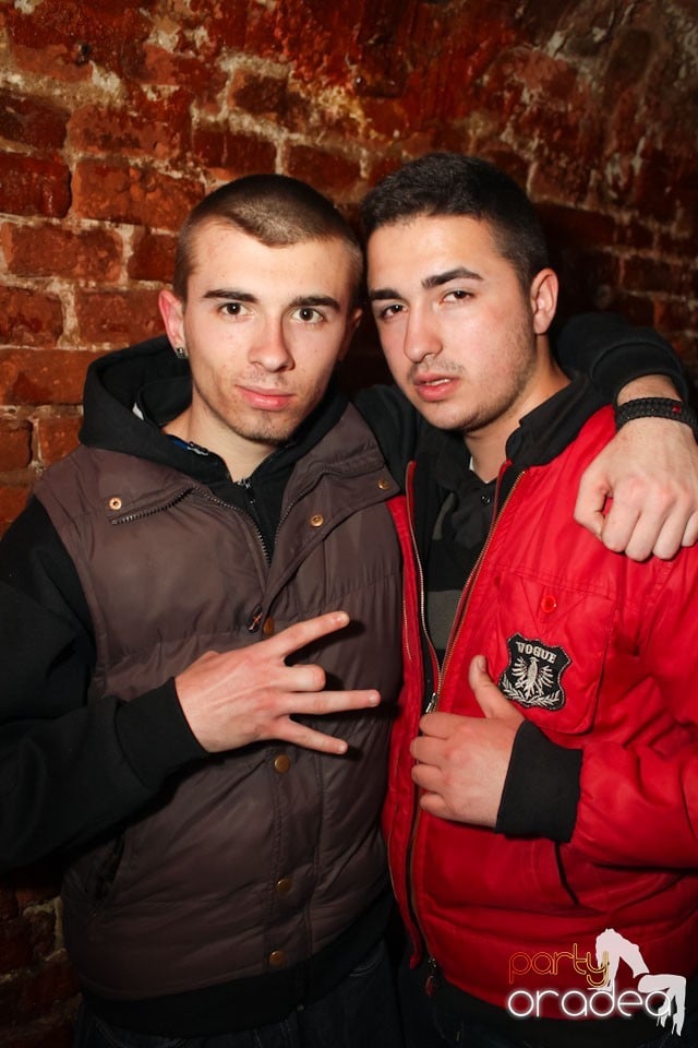 Friday night = party în Escape, 