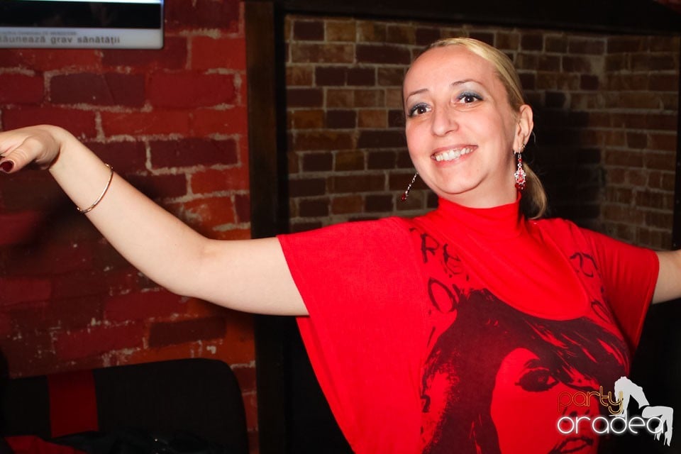 Friday night = party în Escape, 