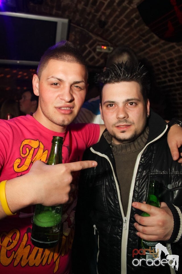 Friday night = party în Escape, 