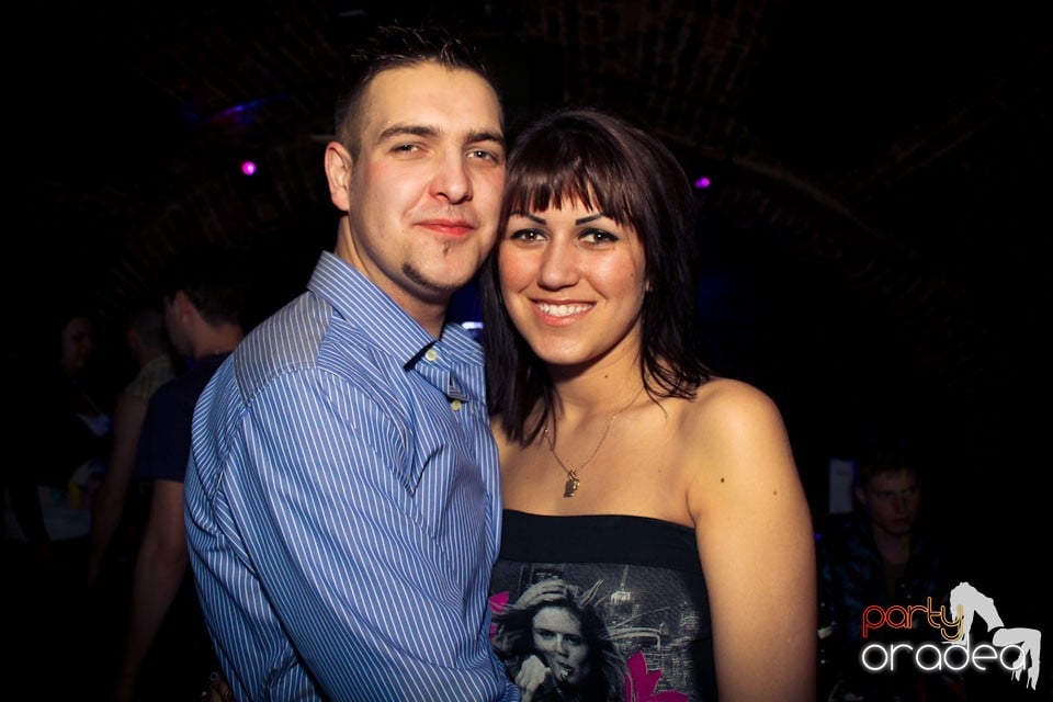 Friday night = party în Escape, 