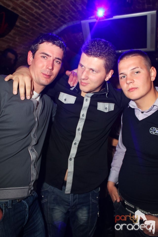 Friday night = party în Escape, 