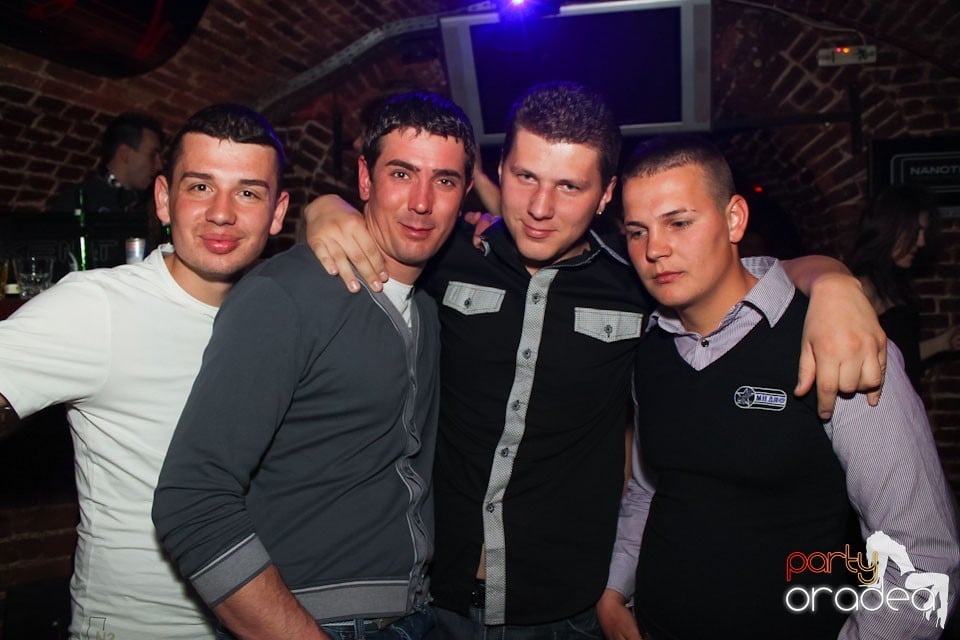 Friday night = party în Escape, 