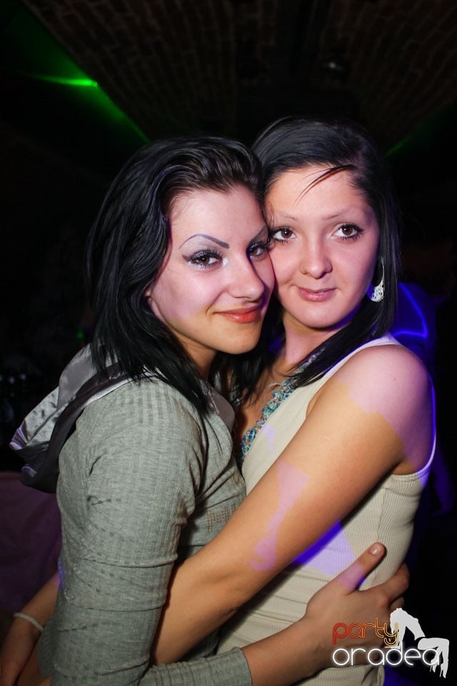 Friday night = party în Escape, 