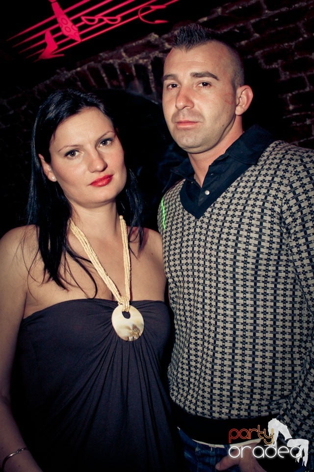 Friday night = party în Escape, 