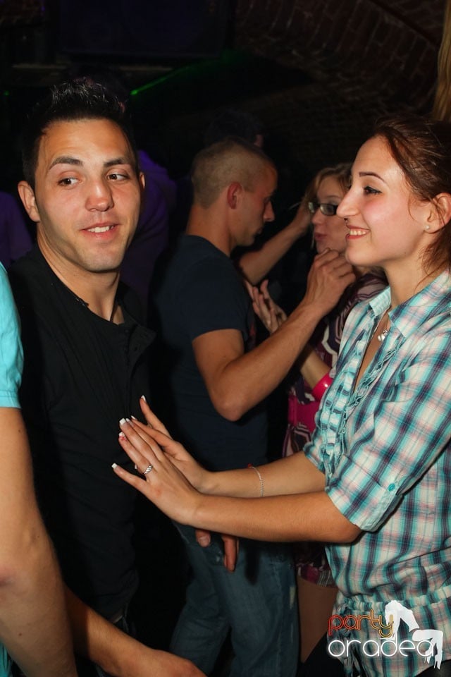 Friday night = party în Escape, 