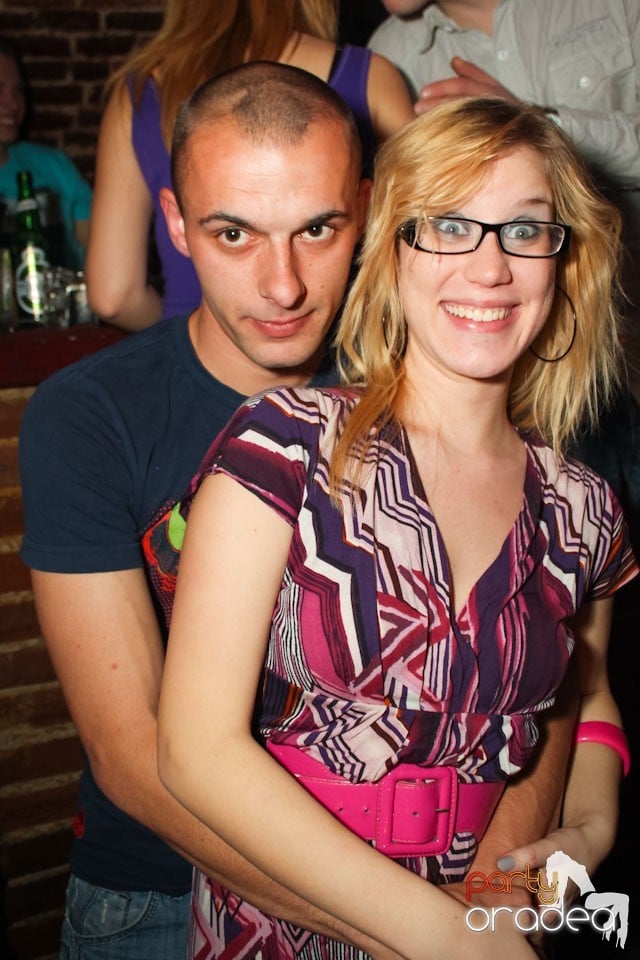 Friday night = party în Escape, 