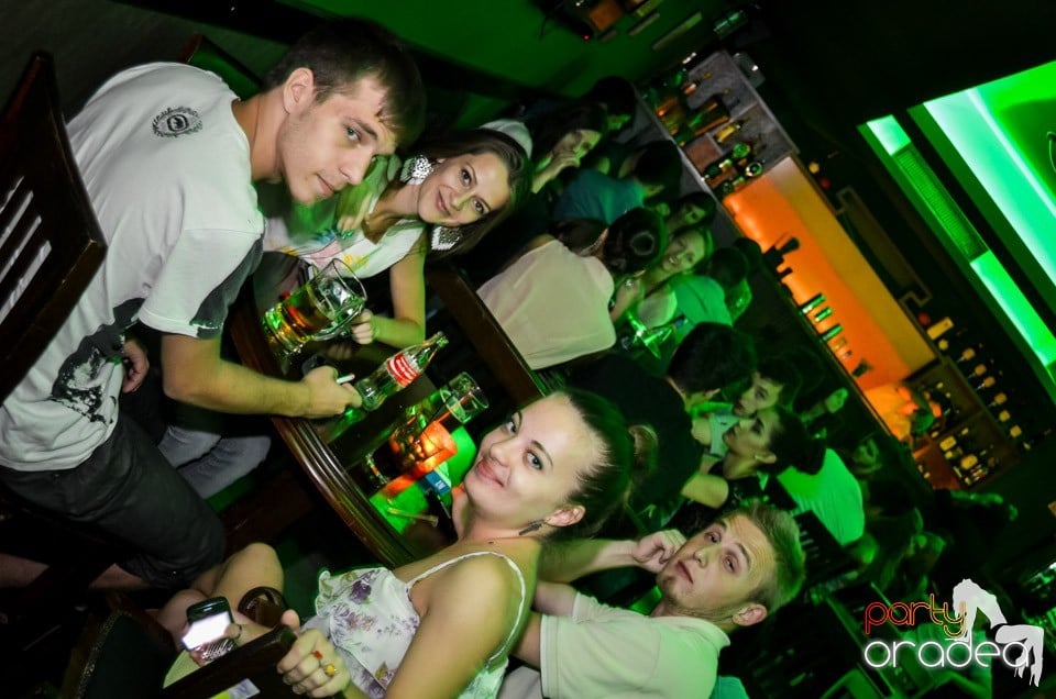 Friday party, Green Pub