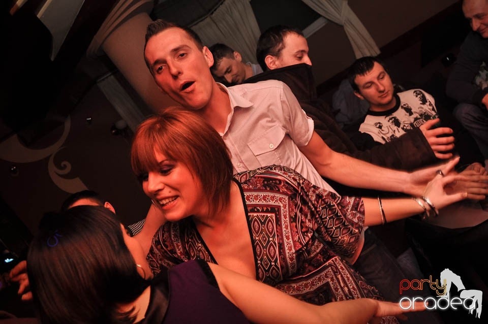 Glow Night Party continuă în Chanson, 