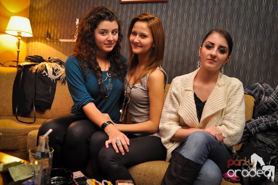 Glow Night Party continuă în Chanson, 