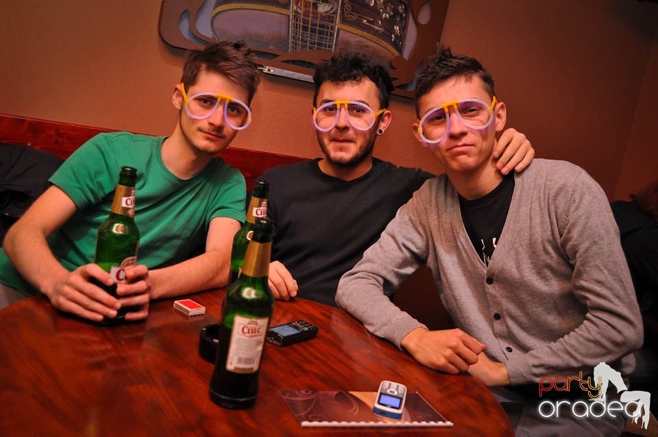 Glow Night Party continuă în Chanson, 