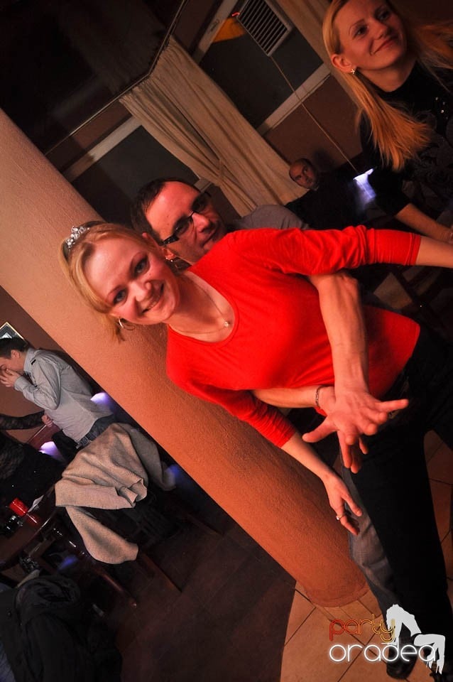 Glow Night Party continuă în Chanson, 