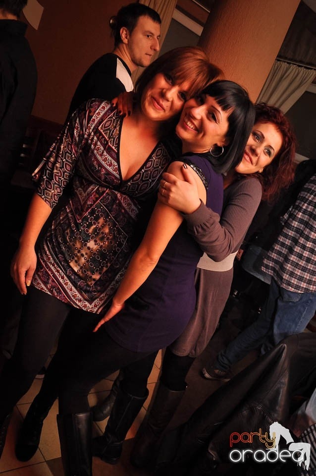 Glow Night Party continuă în Chanson, 