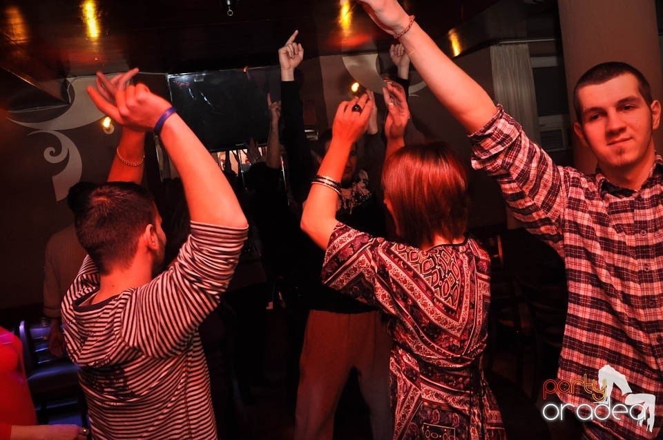 Glow Night Party continuă în Chanson, 