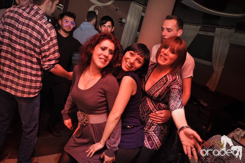 Glow Night Party continuă în Chanson, 