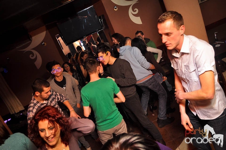 Glow Night Party continuă în Chanson,