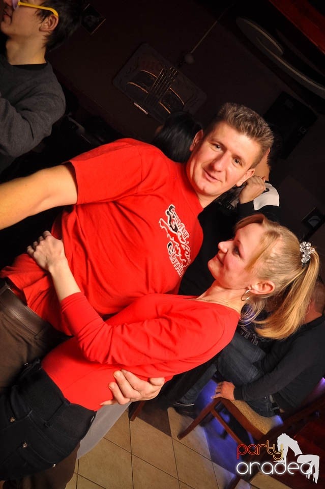 Glow Night Party continuă în Chanson, 