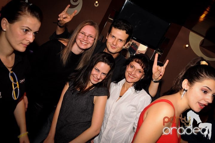 Glow Night Party sâmbătă, 