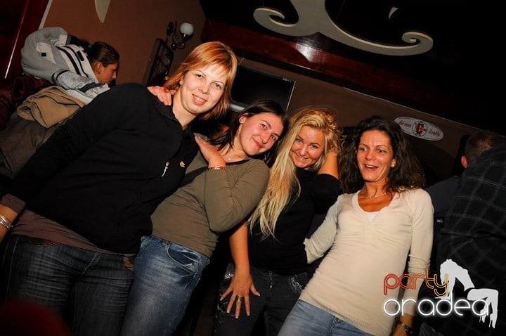 Glow Night Party sâmbătă, 