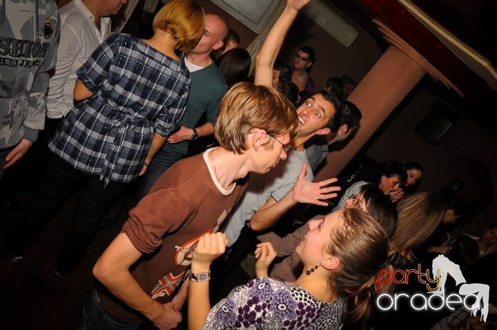 Glow Night Party sâmbătă, 