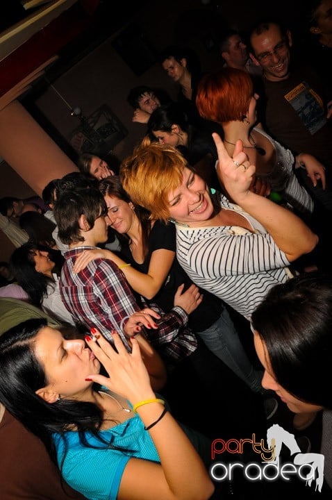 Glow Night Party sâmbătă, 