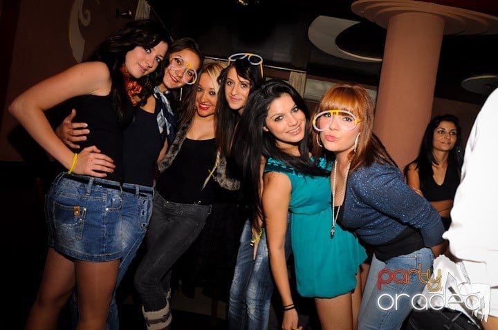 Glow Night Party sâmbătă, 