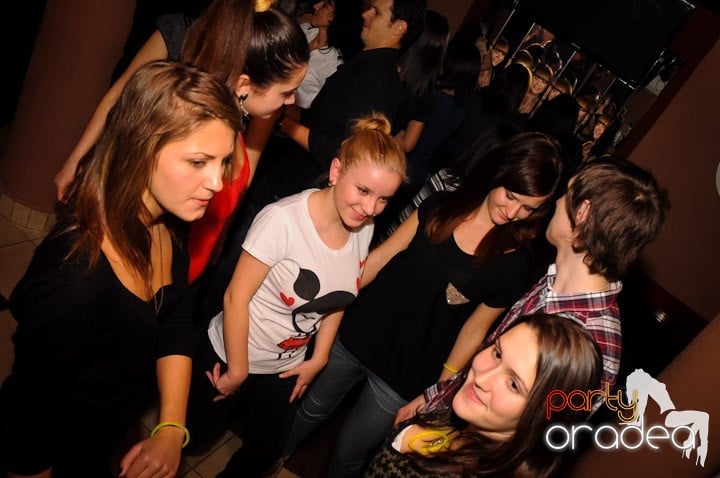 Glow Night Party sâmbătă, 