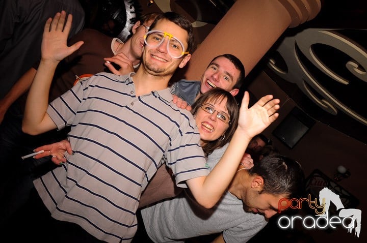 Glow Night Party sâmbătă, 