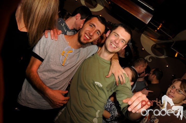 Glow Night Party sâmbătă, 