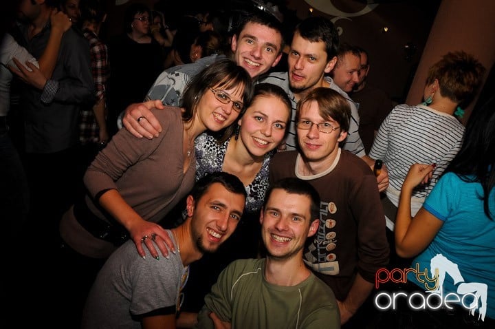 Glow Night Party sâmbătă, 