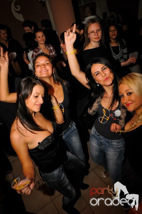 Glow Night Party sâmbătă, 